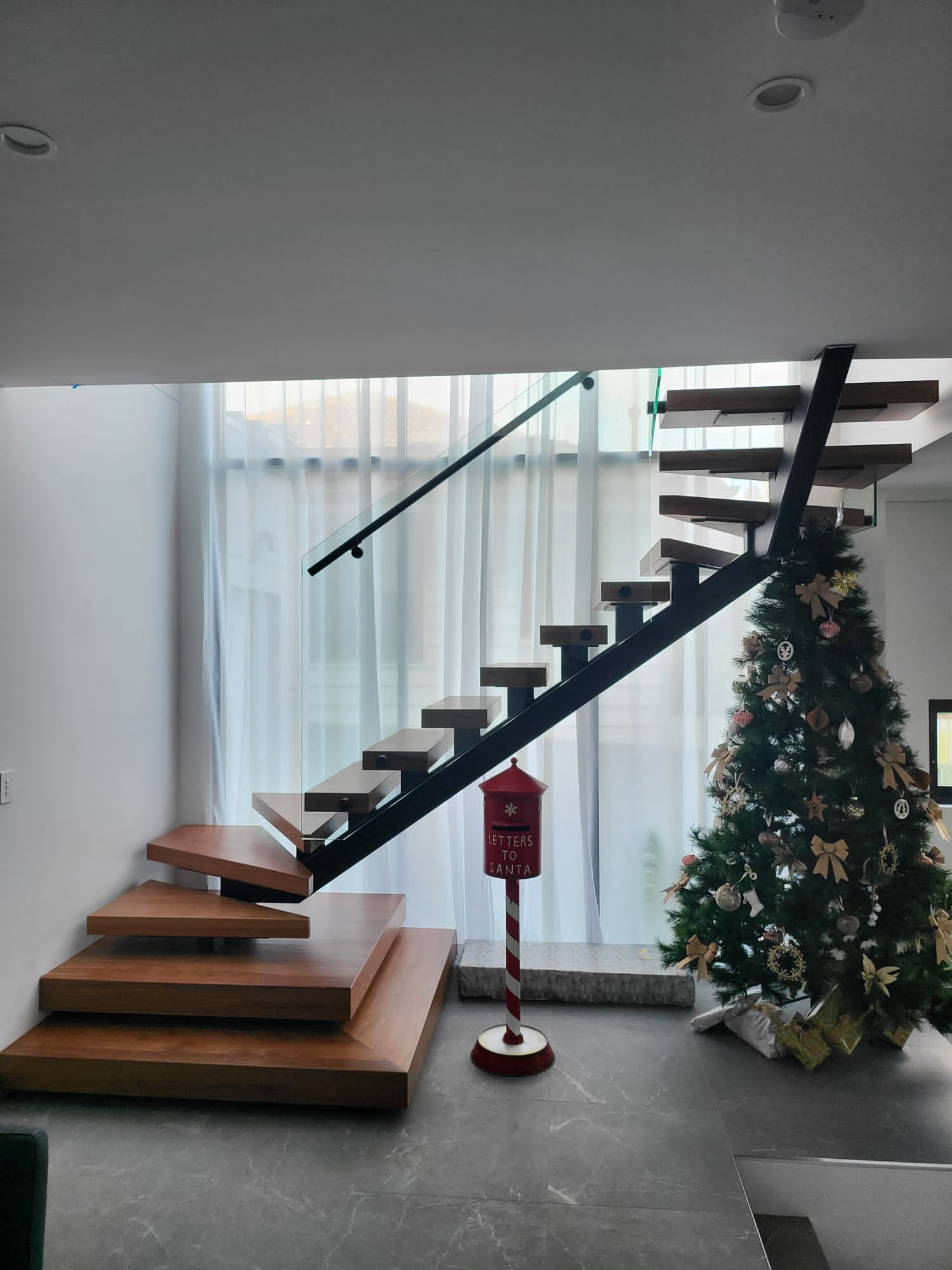 The minimalist stair screen makes a bold statement with stunning results. Modern, elegant and creative.